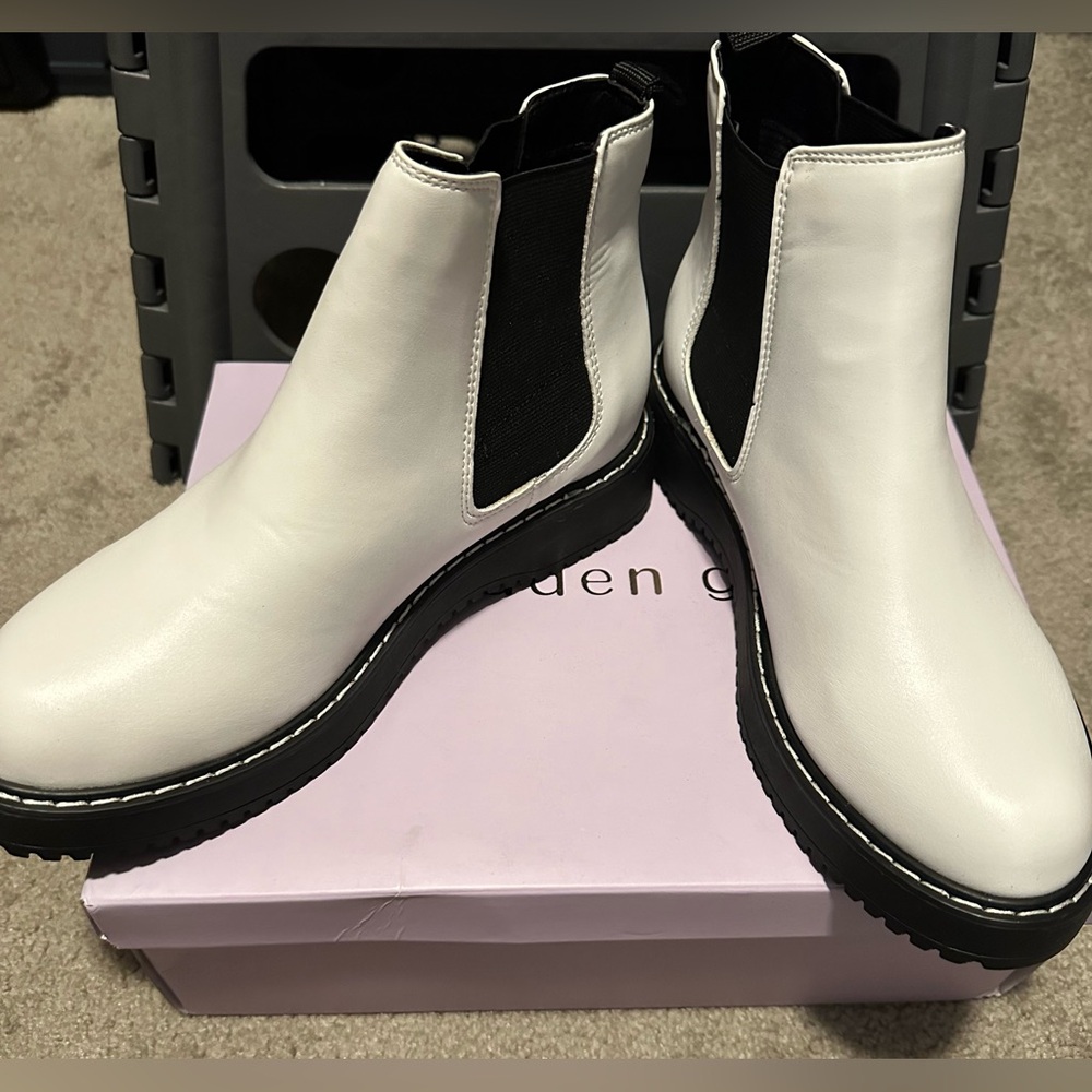 Madden Girl Kweenn white Chelsea lug boots 8.5M